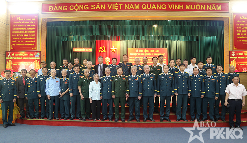 Trung đo&agrave;n 236 tổ chức Lễ trao tặng, truy tặng danh hiệu Anh h&ugrave;ng lực lượng vũ trang nh&acirc;n d&acirc;n cho 4 đồng ch&iacute;