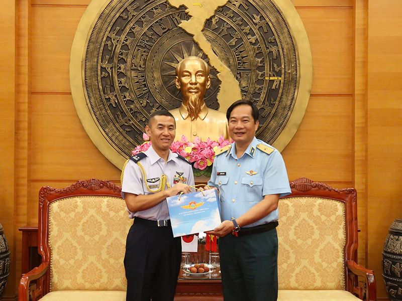 Thủ trưởng Bộ Tư lệnh Qu&acirc;n chủng Ph&ograve;ng kh&ocirc;ng-Kh&ocirc;ng qu&acirc;n tiếp T&ugrave;y vi&ecirc;n Quốc ph&ograve;ng Nhật Bản