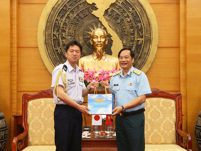 Thủ trưởng Bộ Tư lệnh Qu&acirc;n chủng Ph&ograve;ng kh&ocirc;ng-Kh&ocirc;ng qu&acirc;n tiếp T&ugrave;y vi&ecirc;n Quốc ph&ograve;ng Nhật Bản