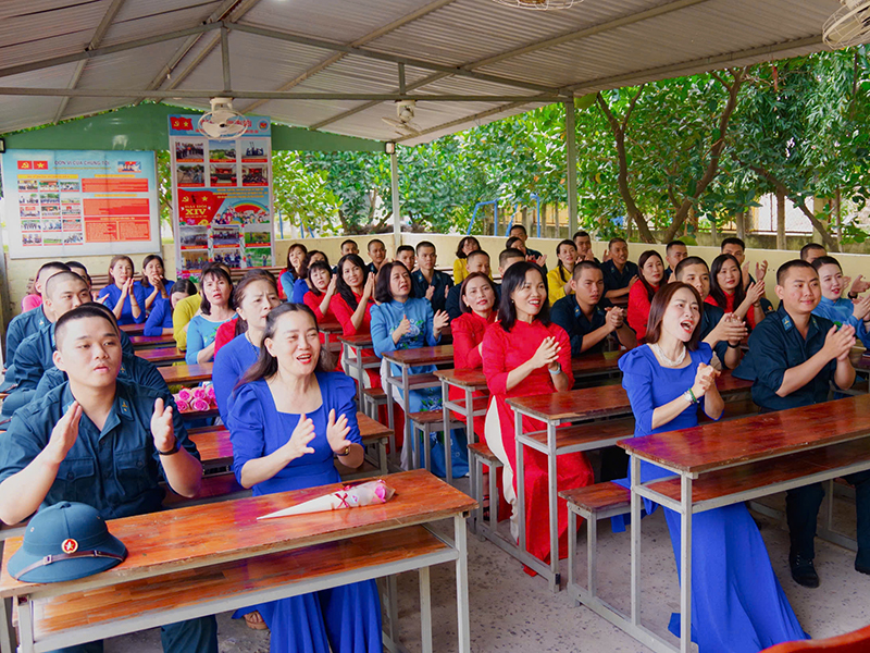 Phụ nữ Sư đo&agrave;n 367 tổ chức  chương tr&igrave;nh &ldquo;&aacute;o d&agrave;i tiếp sức chiến sĩ mới&rdquo;