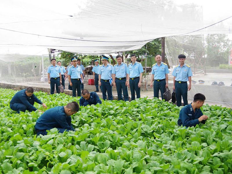 Qu&acirc;n chủng Ph&ograve;ng kh&ocirc;ng - Kh&ocirc;ng qu&acirc;n kiểm tra c&ocirc;ng t&aacute;c tiếp nhận v&agrave; chuẩn bị huấn luyện chiến sĩ mới tại Sư đo&agrave;n 367 v&agrave; Sư đo&agrave;n 370