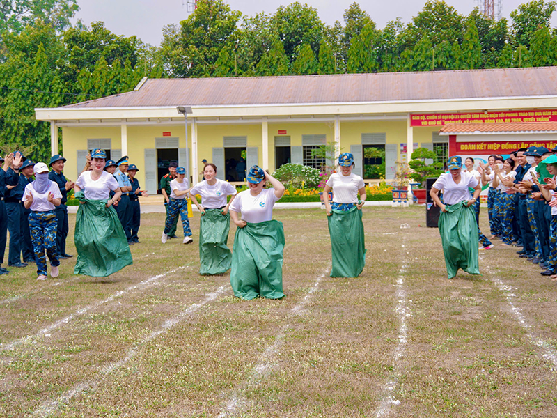 Phụ nữ Sư đo&agrave;n 367 tổ chức  chương tr&igrave;nh &ldquo;&aacute;o d&agrave;i tiếp sức chiến sĩ mới&rdquo;