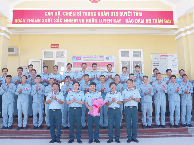 Trung đoàn 915 tổ chức thành công ban bay cán bộ sau ra quân huấn luyện năm 2026
