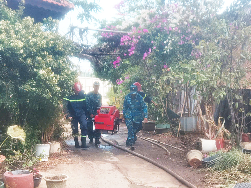 C&aacute;n bộ, chiến sĩ Tiểu đo&agrave;n 43 tham gia dập tắt vụ ch&aacute;y lớn tại phường Bi&ecirc;n H&ograve;a, tỉnh Đồng Nai