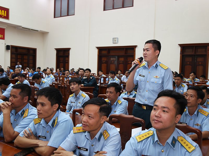 C&aacute;n bộ, chiến sĩ khối Cơ quan Sư đo&agrave;n 367 tham gia Hội nghị tiếp x&uacute;c cử tri với người ứng cử đại biểu Quốc hội v&agrave; đại biểu HĐND TP Hồ Ch&iacute; Minh