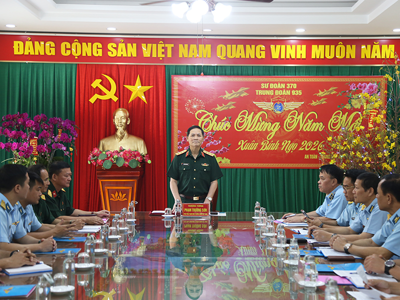 Thượng tướng Phạm Trường Sơn kiểm tra, ch&uacute;c Tết Trung đo&agrave;n 935v&agrave; Nh&agrave; m&aacute;y A42