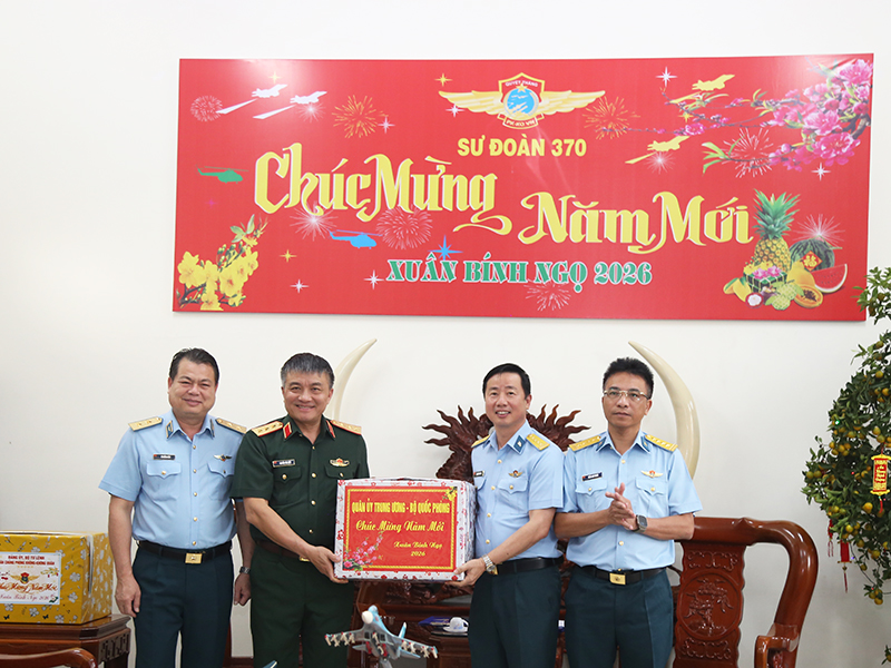 Thượng tướng Nguyễn Văn Hiền ch&uacute;c tết c&aacute;c đơn vị PK-KQ khu vực miền Nam