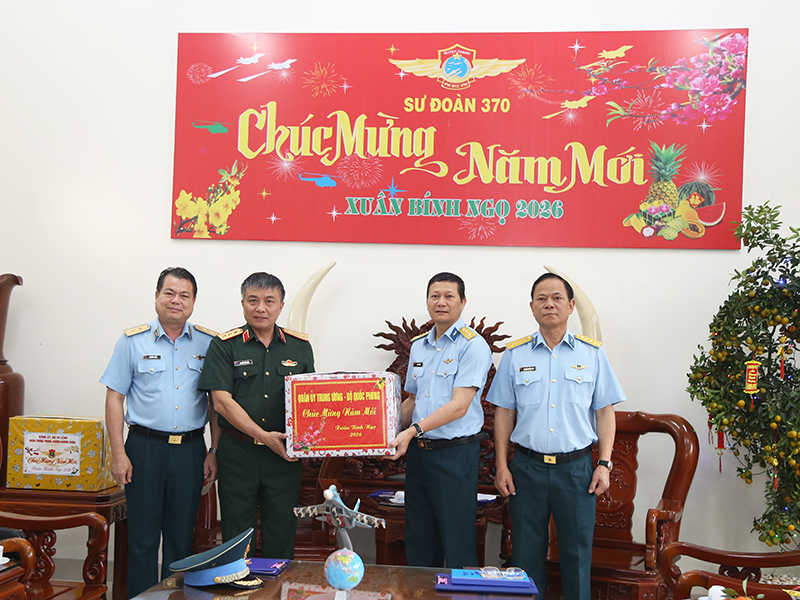 Thượng tướng Nguyễn Văn Hiền ch&uacute;c tết c&aacute;c đơn vị PK-KQ khu vực miền Nam