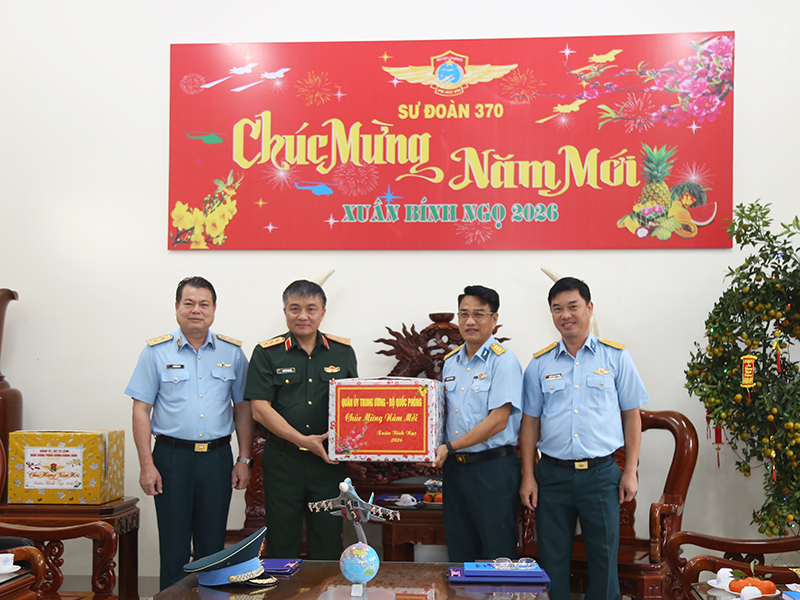 Thượng tướng Nguyễn Văn Hiền ch&uacute;c tết c&aacute;c đơn vị PK-KQ khu vực miền Nam