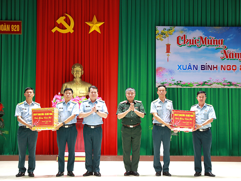 Thượng tướng Nguyễn Văn Hiền ch&uacute;c tết c&aacute;c đơn vị PK-KQ khu vực miền Nam