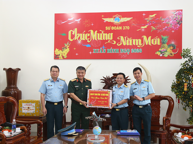 Thượng tướng Nguyễn Văn Hiền ch&uacute;c tết c&aacute;c đơn vị PK-KQ khu vực miền Nam