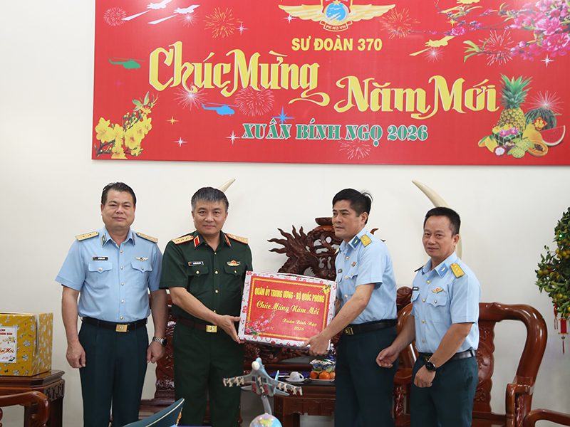 Thượng tướng Nguyễn Văn Hiền ch&uacute;c tết c&aacute;c đơn vị PK-KQ khu vực miền Nam