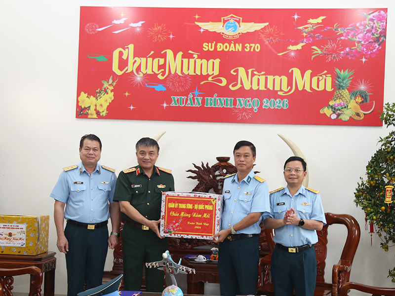 Thượng tướng Nguyễn Văn Hiền ch&uacute;c tết c&aacute;c đơn vị PK-KQ khu vực miền Nam