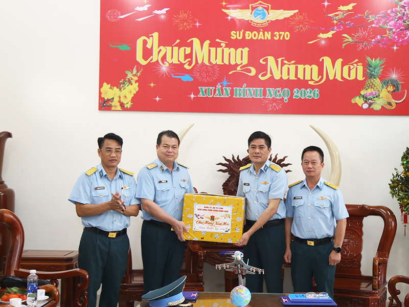 Thượng tướng Nguyễn Văn Hiền ch&uacute;c tết c&aacute;c đơn vị PK-KQ khu vực miền Nam