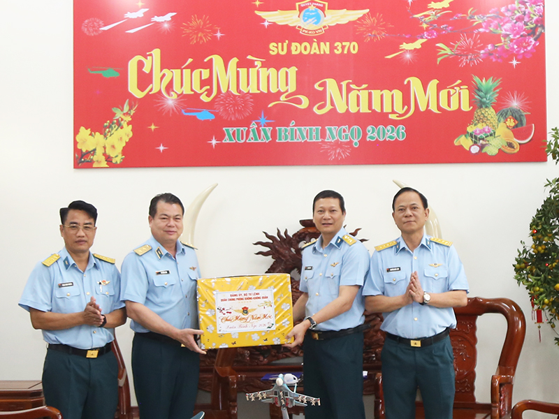 Thượng tướng Nguyễn Văn Hiền ch&uacute;c tết c&aacute;c đơn vị PK-KQ khu vực miền Nam