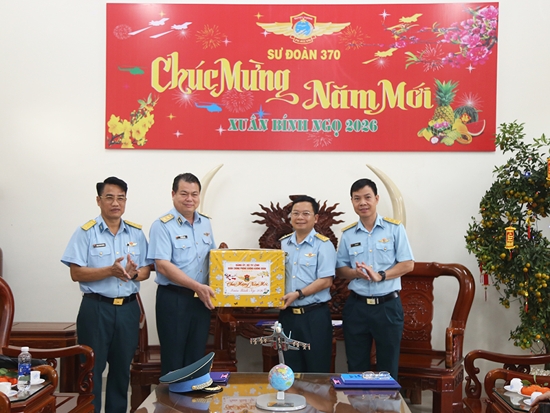 Thượng tướng Nguyễn Văn Hiền ch&uacute;c tết c&aacute;c đơn vị PK-KQ khu vực miền Nam