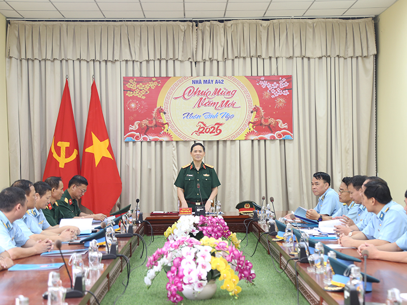 Thượng tướng Phạm Trường Sơn kiểm tra, ch&uacute;c Tết Trung đo&agrave;n 935v&agrave; Nh&agrave; m&aacute;y A42