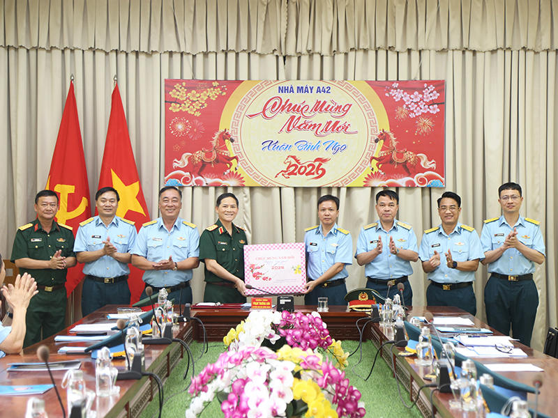 Thượng tướng Phạm Trường Sơn kiểm tra, ch&uacute;c Tết Trung đo&agrave;n 935v&agrave; Nh&agrave; m&aacute;y A42