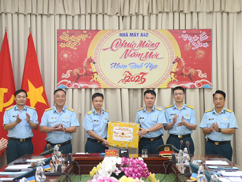 Thượng tướng Phạm Trường Sơn kiểm tra, ch&uacute;c Tết Trung đo&agrave;n 935v&agrave; Nh&agrave; m&aacute;y A42