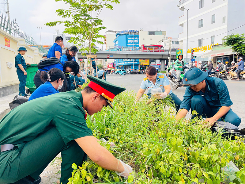 Các Tổ chức Quần chúng Sư đoàn 367 ra quân vệ sinh môi trường