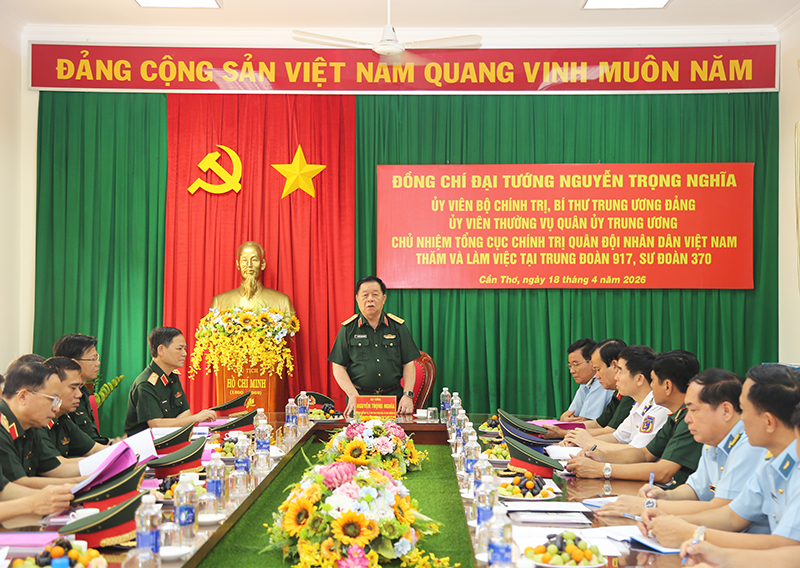 Đại tướng Nguyễn Trọng Nghĩa - Chủ nhiệm Tổng cục Ch&iacute;nh trị Qu&acirc;n đội nh&acirc;n d&acirc;n Việt Nam thăm v&agrave; l&agrave;m việc tại Trung đo&agrave;n Kh&ocirc;ng qu&acirc;n 917