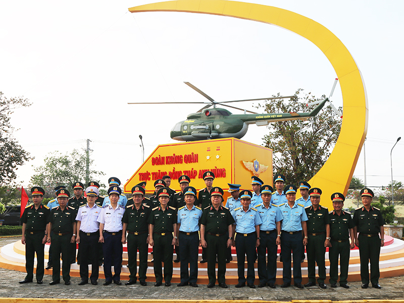 Đại tướng Nguyễn Trọng Nghĩa - Chủ nhiệm Tổng cục Ch&iacute;nh trị Qu&acirc;n đội nh&acirc;n d&acirc;n Việt Nam thăm v&agrave; l&agrave;m việc tại Trung đo&agrave;n Kh&ocirc;ng qu&acirc;n 917