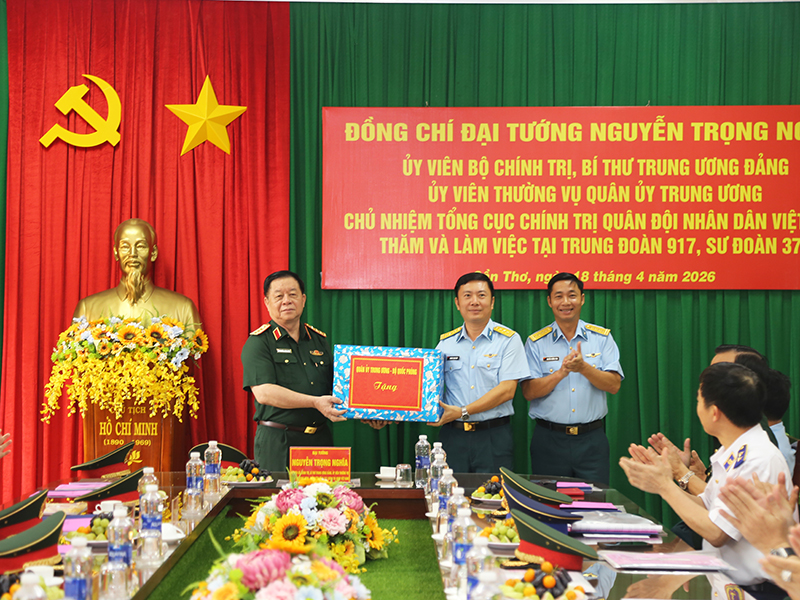 Đại tướng Nguyễn Trọng Nghĩa - Chủ nhiệm Tổng cục Ch&iacute;nh trị Qu&acirc;n đội nh&acirc;n d&acirc;n Việt Nam thăm v&agrave; l&agrave;m việc tại Trung đo&agrave;n Kh&ocirc;ng qu&acirc;n 917