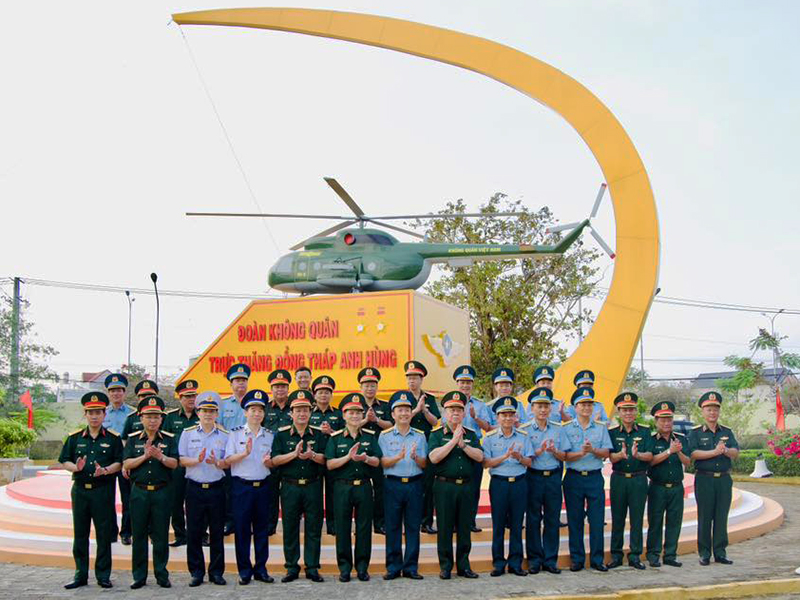 Đại tướng Nguyễn Trọng Nghĩa - Chủ nhiệm Tổng cục Chính trị Quân đội nhân dân Việt Nam thăm và làm việc tại Trung đoàn Không quân 917
