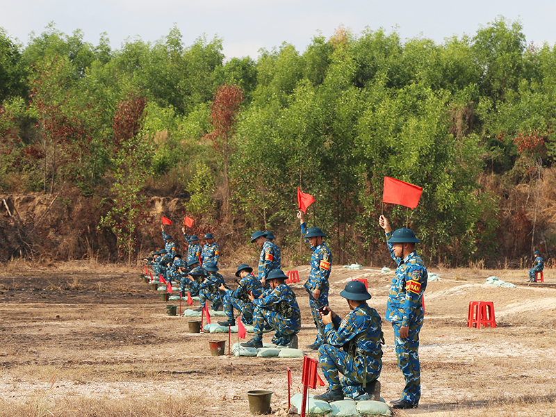 Sư đo&agrave;n 367 tổ chức kiểm tra bắn đạn thật theo ph&acirc;n đoạn s&uacute;ng Tiểu li&ecirc;n AK b&agrave;i 1 đối với chiến sĩ mới
