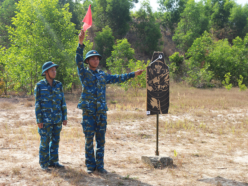 Sư đo&agrave;n 367 tổ chức kiểm tra bắn đạn thật theo ph&acirc;n đoạn s&uacute;ng Tiểu li&ecirc;n AK b&agrave;i 1 đối với chiến sĩ mới