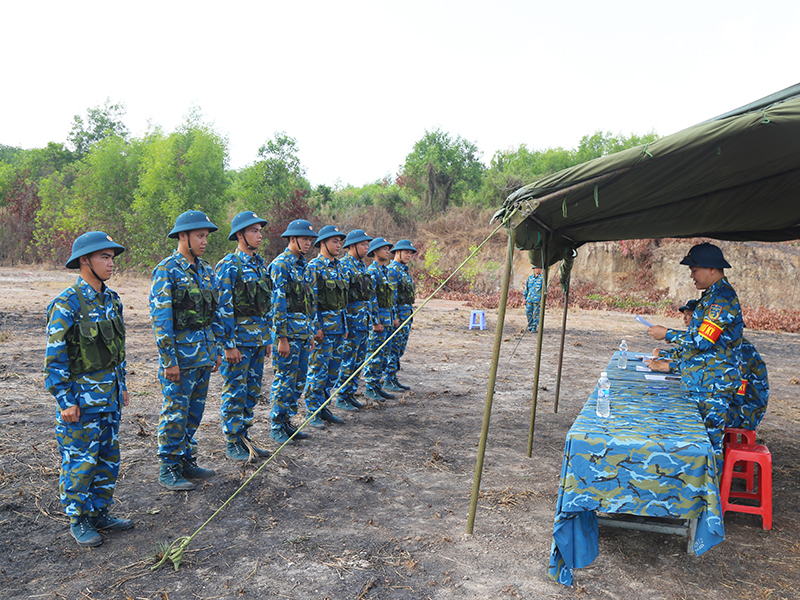 Sư đo&agrave;n 367 tổ chức kiểm tra bắn đạn thật theo ph&acirc;n đoạn s&uacute;ng Tiểu li&ecirc;n AK b&agrave;i 1 đối với chiến sĩ mới