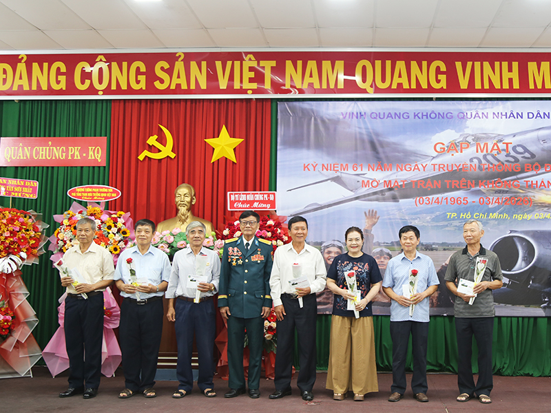 Gặp mặt kỷ niệm 61 năm ng&agrave;y Kh&ocirc;ng qu&acirc;n nh&acirc;n d&acirc;n Việt Nam ra qu&acirc;n đ&aacute;nh thắng trận đầu