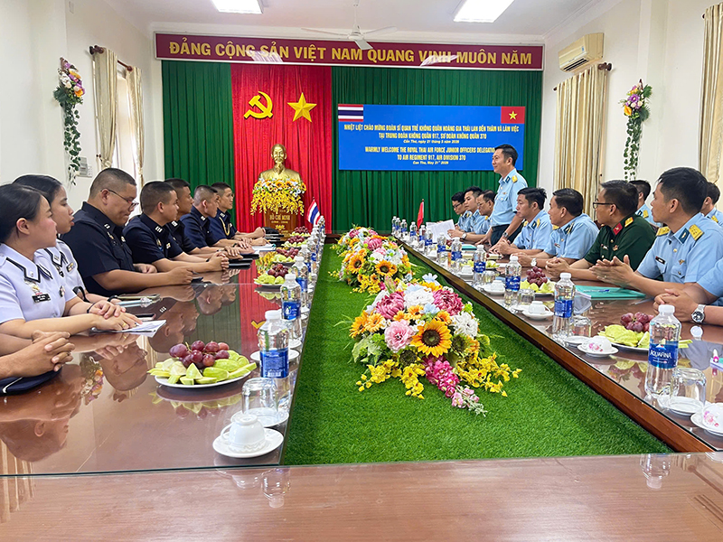 Đo&agrave;n Sĩ quan trẻ lực lượng Kh&ocirc;ng qu&acirc;n Th&aacute;i Lan thăm v&agrave; giao lưu tại Trung đo&agrave;n Kh&ocirc;ng qu&acirc;n 917