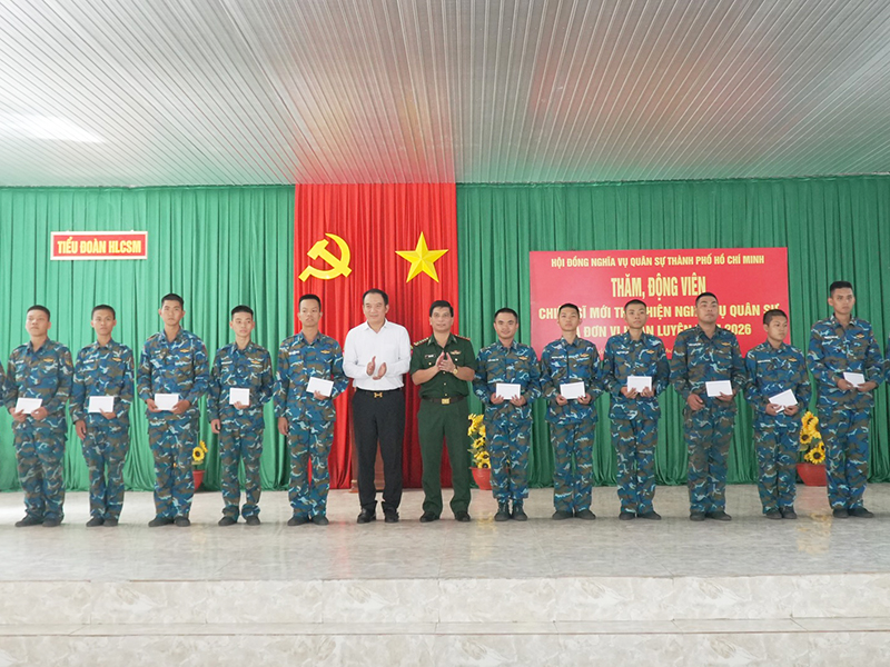 Hội đồng Nghĩa vụ Qu&acirc;n sự Th&agrave;nh phố Hồ Ch&iacute; Minh thăm, động vi&ecirc;n chiến sĩ mới Sư đo&agrave;n 367