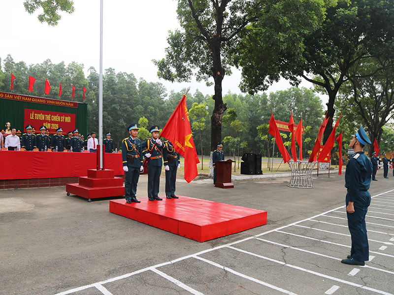 C&aacute;c đơn vị trong Qu&acirc;n chủng Ph&ograve;ng kh&ocirc;ng-Kh&ocirc;ng qu&acirc;n tổ chức Lễ tuy&ecirc;n thệ chiến sĩ mới năm 2026