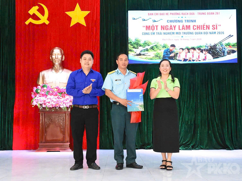 Trung đoàn 261 phối hợp tổ chức chương trình “Một ngày làm chiến sĩ”