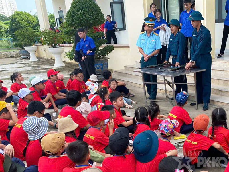 Trung đoàn 261 phối hợp tổ chức chương trình “Một ngày làm chiến sĩ”