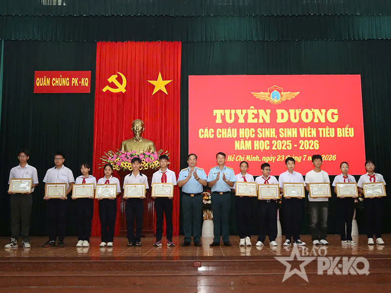 Quân chủng Phòng không - Không quân biểu dương, khen thưởng học sinh, sinh viên tiêu biểu