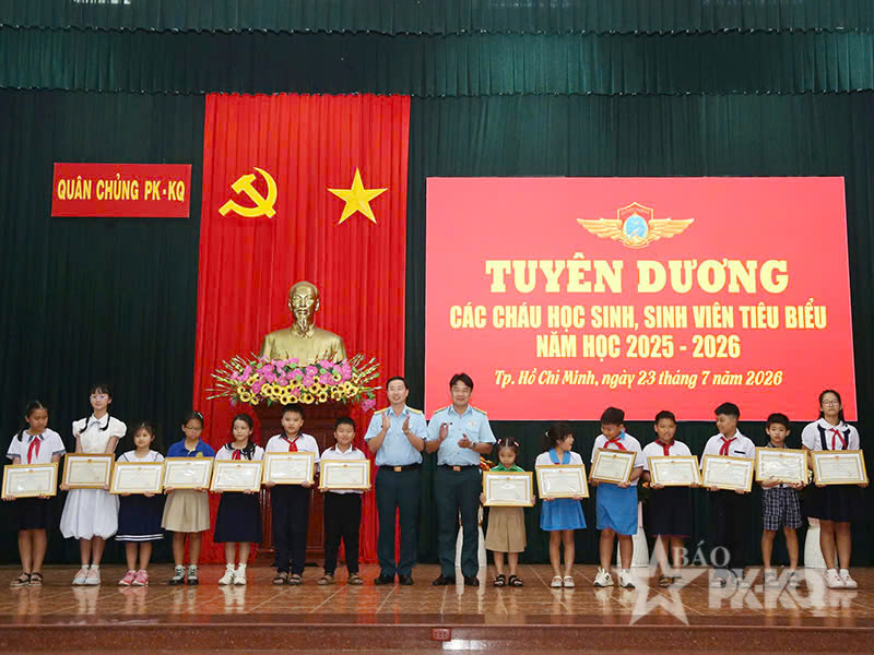 Quân chủng Phòng không - Không quân biểu dương, khen thưởng học sinh, sinh viên tiêu biểu