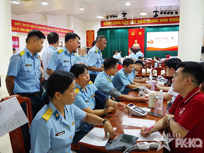 Sư đo&agrave;n 370 tổ chức Ng&agrave;y hội Hiến m&aacute;u t&igrave;nh nguyện