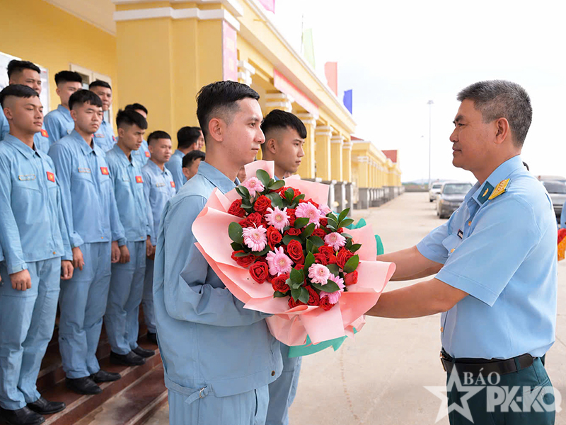 Trung đo&agrave;n 915 tổ chức thi tốt nghiệp thực h&agrave;nh bay cho học vi&ecirc;n phi c&ocirc;ng qu&acirc;n sự kh&oacute;a 49 v&agrave; học vi&ecirc;n Campuchia kho&aacute; 9