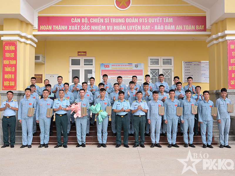 Trung đo&agrave;n 915 tổ chức thi tốt nghiệp thực h&agrave;nh bay cho học vi&ecirc;n phi c&ocirc;ng qu&acirc;n sự kh&oacute;a 49 v&agrave; học vi&ecirc;n Campuchia kho&aacute; 9