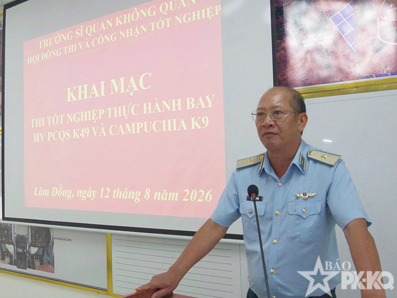 Trung đoàn 915 tổ chức thi tốt nghiệp thực hành bay cho học viên phi công quân sự khóa 49 và học viên Campuchia khoá 9