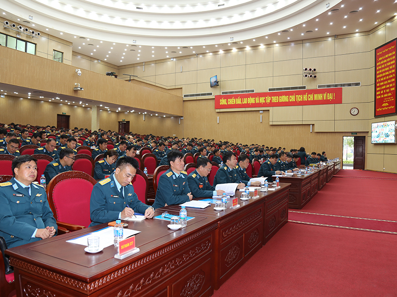 Thường vụ Đảng uỷ Qu&acirc;n chủng Ph&ograve;ng kh&ocirc;ng- Kh&ocirc;ng qu&acirc;n tổ chức Hội nghị Th&ocirc;ng b&aacute;o nhanh kết quả Đại hội đại biểu to&agrave;n quốc lần thứ XIV của Đảng.