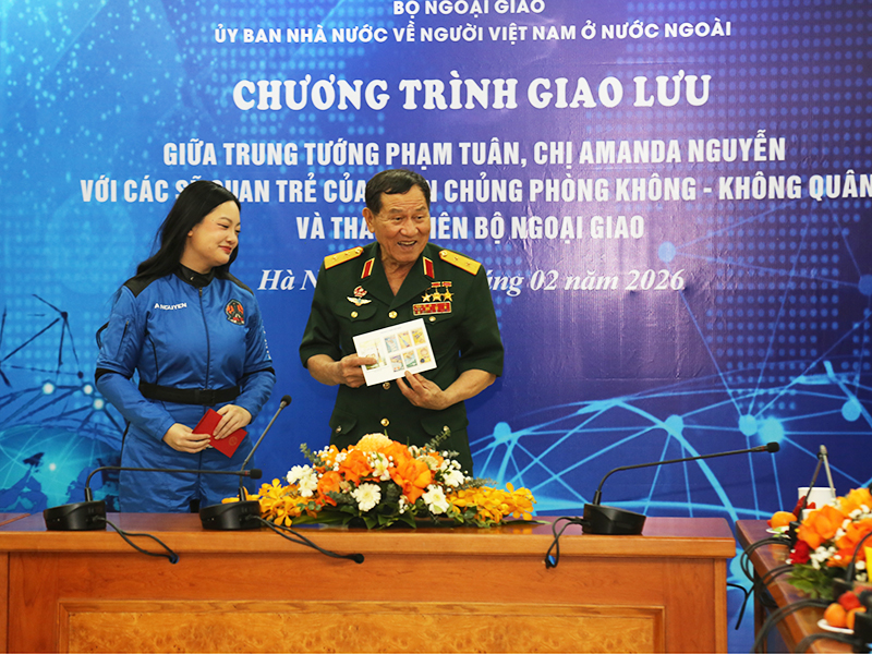 Uỷ ban Nh&agrave; nước về người Việt Nam ở nước ngo&agrave;i, Bộ Ngoại giao tổ chức Chương tr&igrave;nh Giao lưu giữa Trung tướng Phạm Tu&acirc;n v&agrave; chị Amanda Nguyễn với c&aacute;c sĩ quan trẻ Qu&acirc;n chủng Ph&ograve;ng kh&ocirc;ng-Kh&ocirc;ng qu&acirc;n v&agrave; thanh ni&ecirc;n Bộ Ngoại giao.