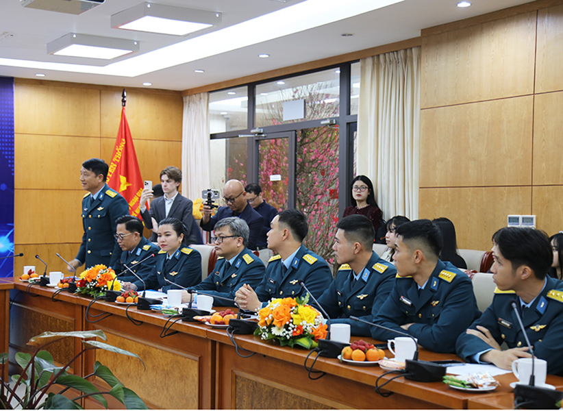 Uỷ ban Nh&agrave; nước về người Việt Nam ở nước ngo&agrave;i, Bộ Ngoại giao tổ chức Chương tr&igrave;nh Giao lưu giữa Trung tướng Phạm Tu&acirc;n v&agrave; chị Amanda Nguyễn với c&aacute;c sĩ quan trẻ Qu&acirc;n chủng Ph&ograve;ng kh&ocirc;ng-Kh&ocirc;ng qu&acirc;n v&agrave; thanh ni&ecirc;n Bộ Ngoại giao.