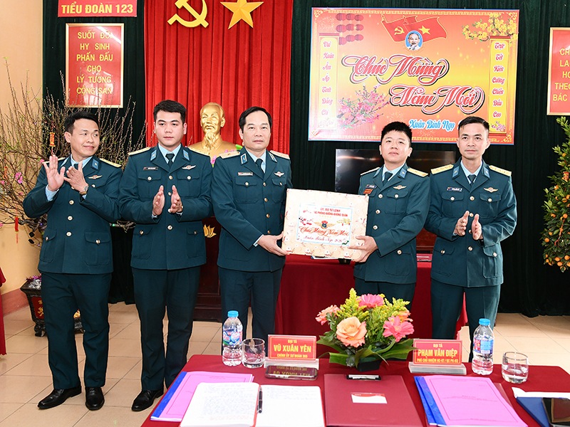 Thiếu tướng Nguyễn Huy Tuấn - Ph&oacute; Ch&iacute;nh ủy Qu&acirc;n chủng PK-KQ kiểm tra nhiệm vụ sẵn s&agrave;ng chiến đấu v&agrave; c&ocirc;ng t&aacute;c chuẩn bị đ&oacute;n tết tại c&aacute;c đơn vị thuộc Sư đo&agrave;n 363, 365, 927 v&agrave; Cục Hậu cần - Kỹ thuật