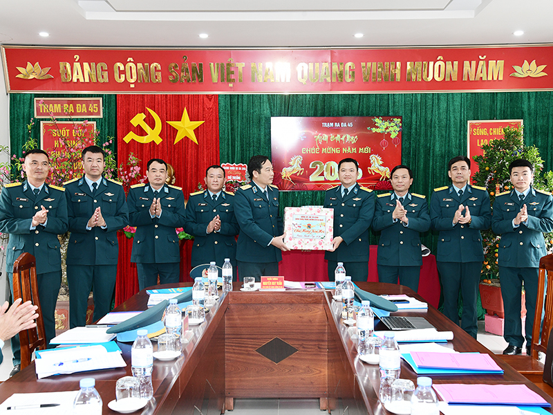 Thiếu tướng Nguyễn Huy Tuấn - Ph&oacute; Ch&iacute;nh ủy Qu&acirc;n chủng PK-KQ kiểm tra nhiệm vụ sẵn s&agrave;ng chiến đấu v&agrave; c&ocirc;ng t&aacute;c chuẩn bị đ&oacute;n tết tại c&aacute;c đơn vị thuộc Sư đo&agrave;n 363, 365, 927 v&agrave; Cục Hậu cần - Kỹ thuật