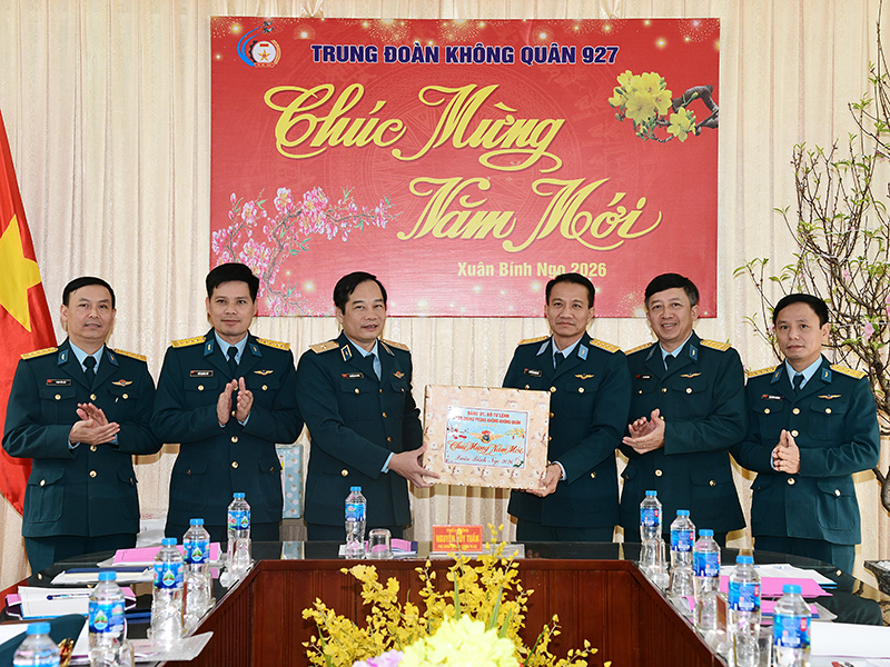 Thiếu tướng Nguyễn Huy Tuấn - Ph&oacute; Ch&iacute;nh ủy Qu&acirc;n chủng PK-KQ kiểm tra nhiệm vụ sẵn s&agrave;ng chiến đấu v&agrave; c&ocirc;ng t&aacute;c chuẩn bị đ&oacute;n tết tại c&aacute;c đơn vị thuộc Sư đo&agrave;n 363, 365, 927 v&agrave; Cục Hậu cần - Kỹ thuật