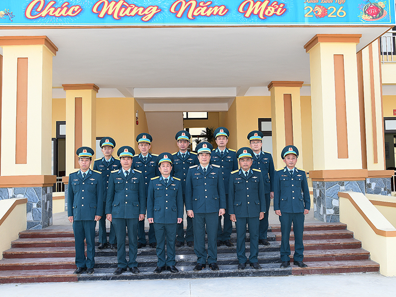 Thiếu tướng Nguyễn Huy Tuấn - Ph&oacute; Ch&iacute;nh ủy Qu&acirc;n chủng PK-KQ kiểm tra nhiệm vụ sẵn s&agrave;ng chiến đấu v&agrave; c&ocirc;ng t&aacute;c chuẩn bị đ&oacute;n tết tại c&aacute;c đơn vị thuộc Sư đo&agrave;n 363, 365, 927 v&agrave; Cục Hậu cần - Kỹ thuật